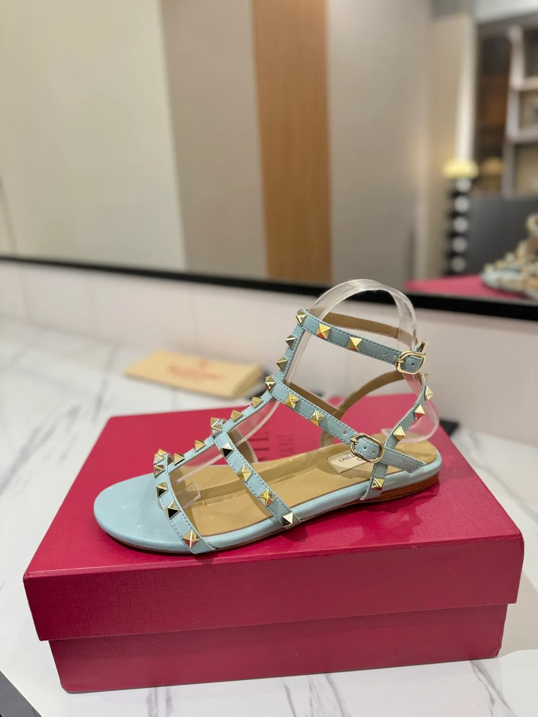 👟👟Ex-factory price 520👟👟 Valentino/Valentino rivet VT classic ankle-wrap rivet sandals, timeless 🆕 deeply rooted in people's hearts❤️A must-have item that never goes out of style🫰top replica! The side curves are perfect, the original molded custom-made rust-free rivets, and the textured hardware bring out a full sense of high-end, giving you a genuine foot feel! The first choice for high-end customers❤️ [Material] Upper: Original imported customized cowhide Inner lining: Original imported goatskin Outsole: Imported pearlescent leather outsole Code number: 35-39 [34, 40, 41, 42 are custom-made and cannot be returned or exchanged]